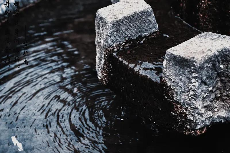 对联这玩意儿，真的很有意思！就像“水深千尺终有底”这个上联，它说的是事物看似深不