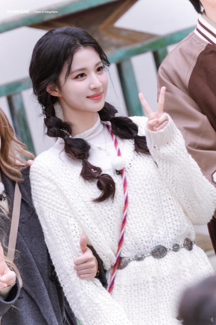 王楚然一出手就是神图 王楚然《奔跑吧》藏袍封神！额饰亮眼搭蓝袍，清冷眼神超吸睛，