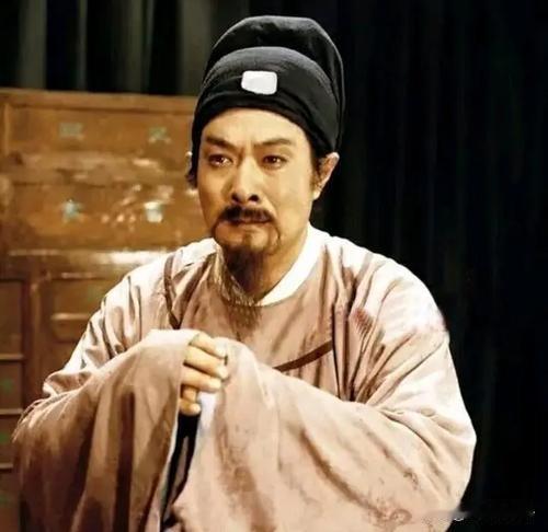 装傻才是真傻。
贾雨村得到消息，朝廷要起复旧员，这是自己的一个机会，于是去拜托林