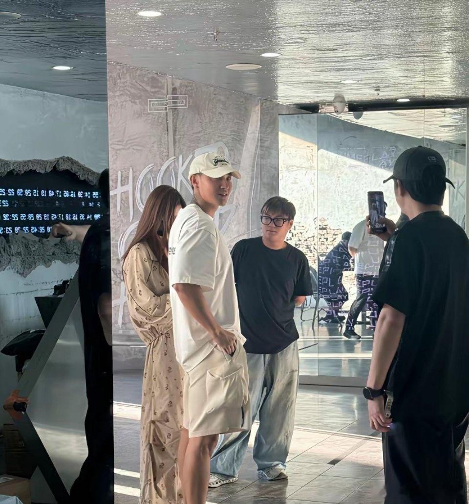 黄子韬徐艺洋逛街被偶遇，网友评论区却吵翻了天。 34岁的黄子韬，北京街头，黑T恤