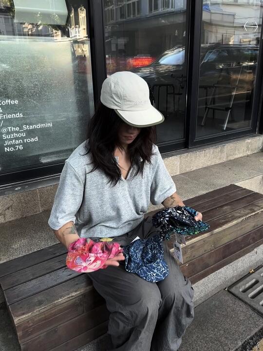 捕捉一只长发男！ 看看他手里是什么～