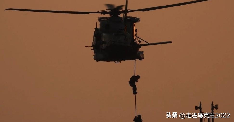 意大利特种部队登船检查俄“影子舰队”油轮



据路透社报道，意大利军方在盟友配