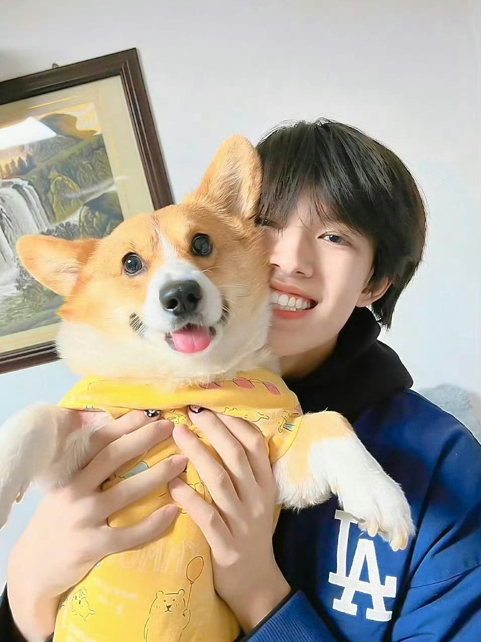 张极好久不见的啵啵张极回家过年了吧，和啵啵一起好幸福的氛围，要过一个超级愉快的春