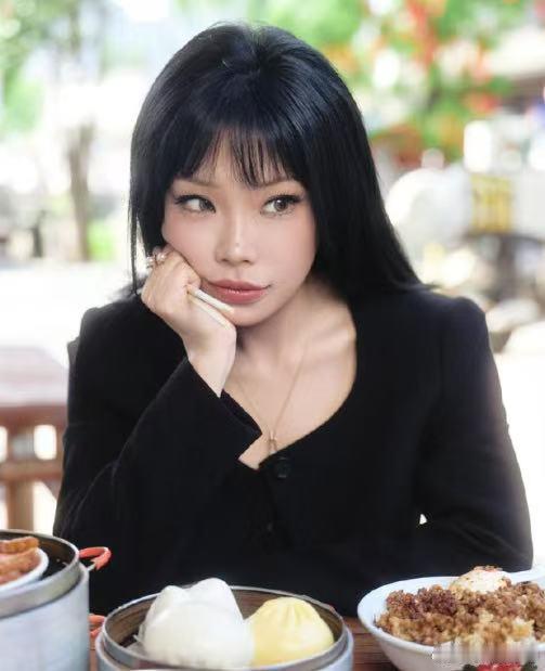 歌手直播万妮达终于不是第一个出场了不再首位出场！万妮达带来《不同凡想》，跳出固化