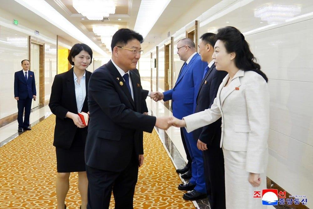 据朝中社报道：昨日，由外经部长尹钟焕率领的朝鲜代表团从平壤出发前往白俄罗斯，随后