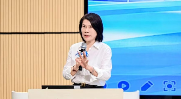 【董明珠称被学生喊奶奶很不开心】董明珠称人老不老取决于内心梦想10月21日消息，