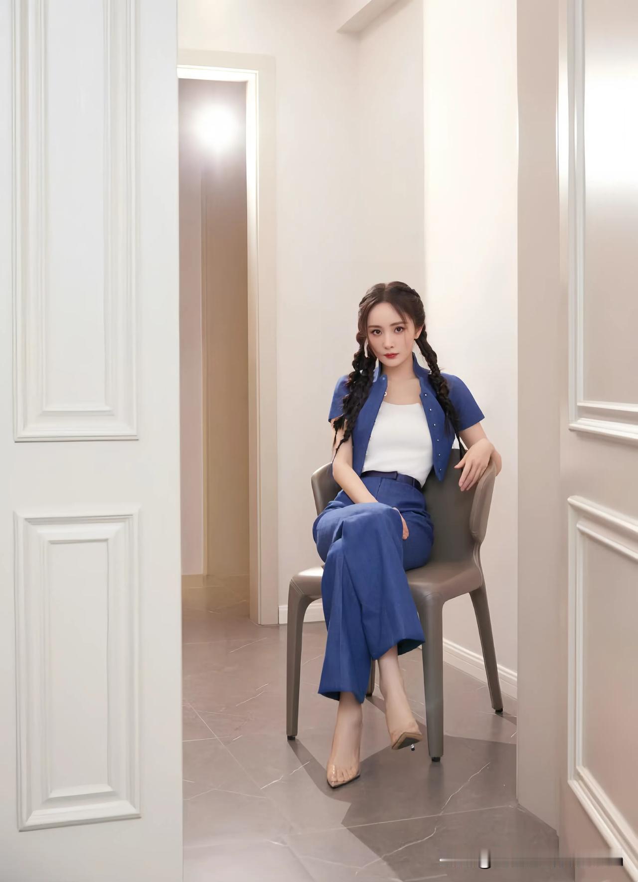 家人们看！杨幂这造型太亮眼啦！双麻花辫俏皮减龄，蓝白套装清爽利落，高跟鞋又添了几
