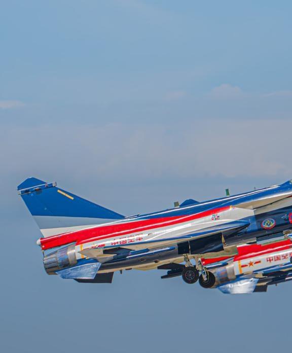 歼10/世界是糖果色的，修八一更爱这种色调
钢铁猛兽的柔情是八一给的飞机 航空航