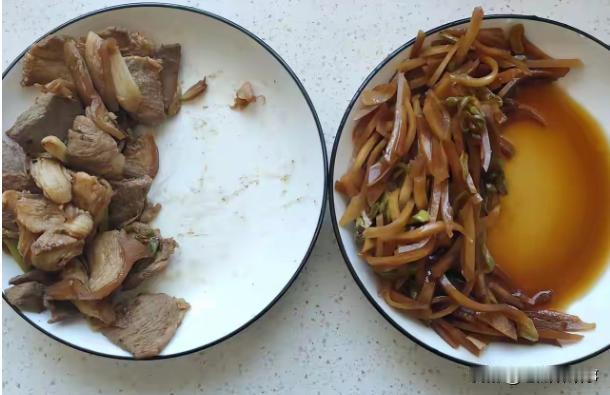 今天我要给你们讲个趣事，关于我丈母娘吃饭的独特方式。你们能想象吗？每次吃饭，她总