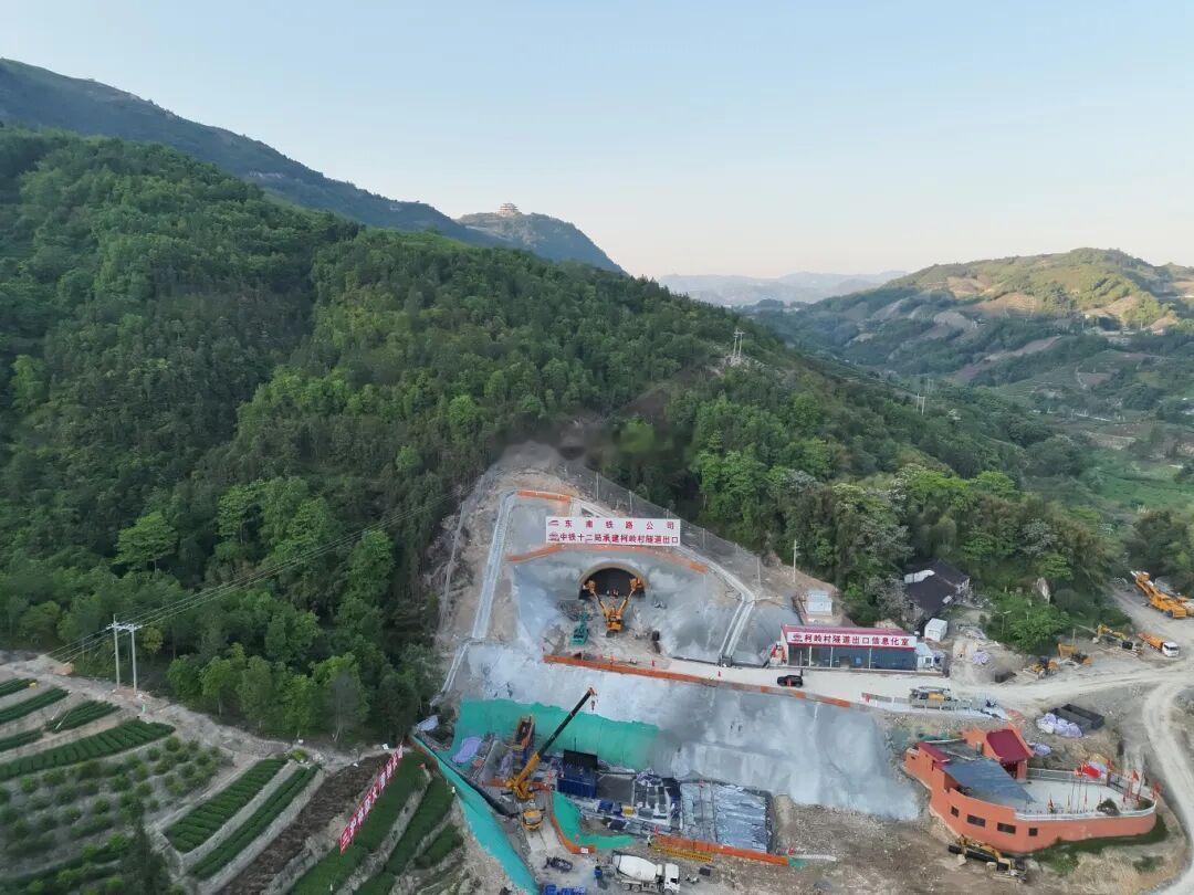 温福高铁福建段2座隧道正式进洞施工随着梅山隧道、柯岭村隧道两座隧道正洞同时进洞施