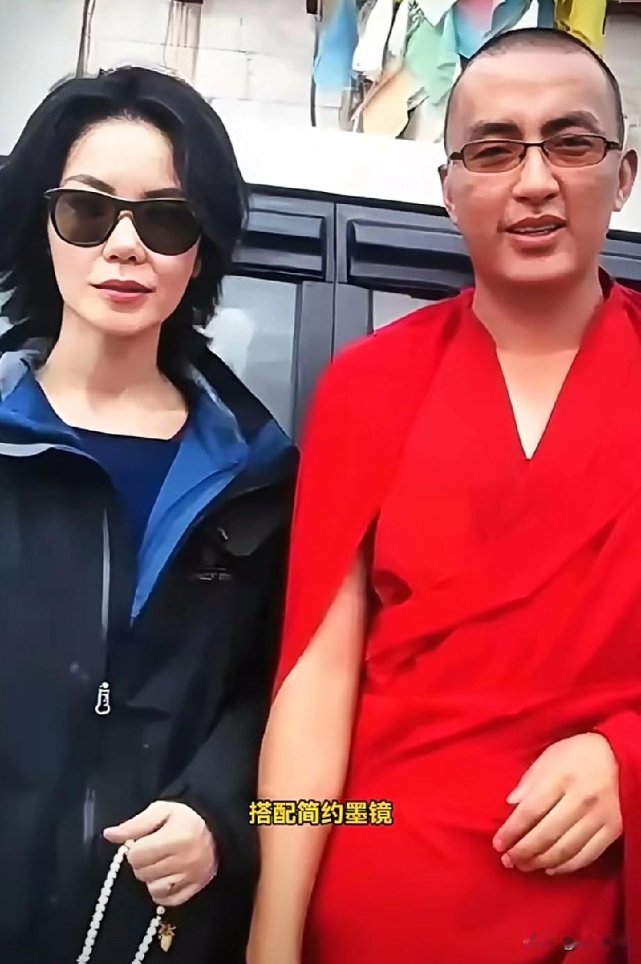 王菲身着黑色外套，
搭配简约墨镜，
手持串珠神情沉静，
自带随性淡然的独特气质。