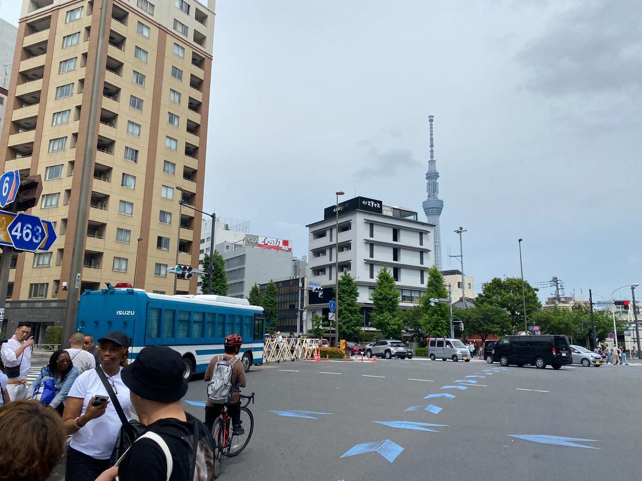 今天周日和日本同事见面，约在浅草寺雷门的灯笼下[微笑]
快到时，见到浅草封路了，