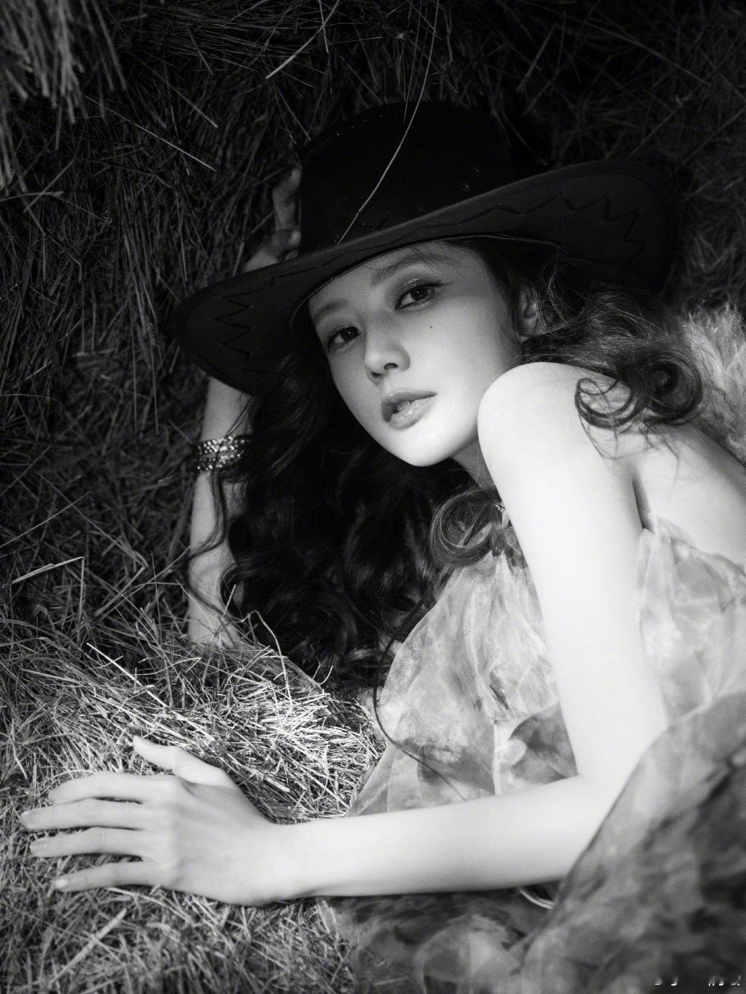 李一桐牛仔女郎 牛仔女郎来啦！西部牛仔帽造型也太酷了吧，热情张扬的牛仔女郎，我的