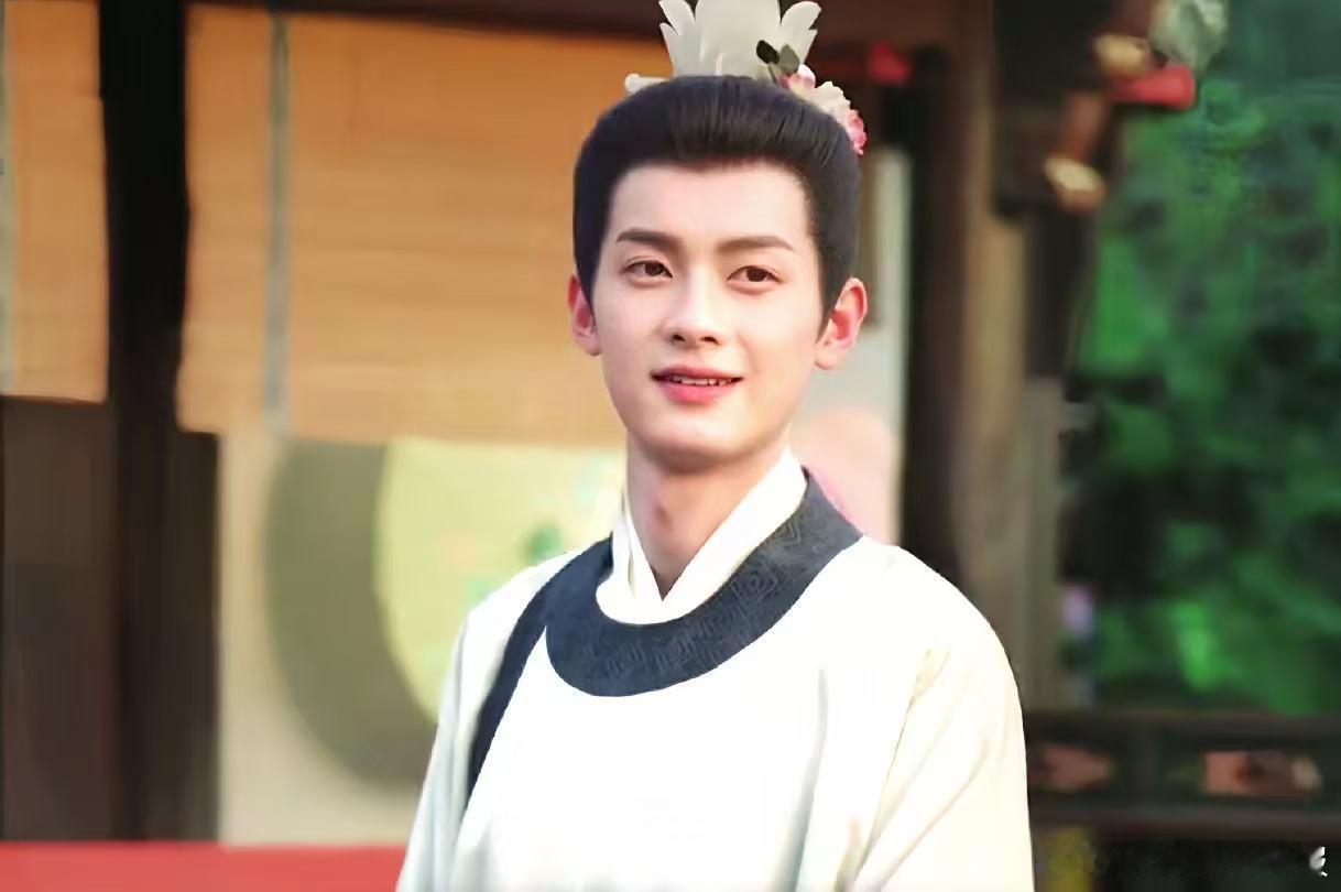 哈哈，陈鹤一这张脸配上“ 还望姐姐疼我 ”这句台词，简直是绝配啊！ 电视剧五福临