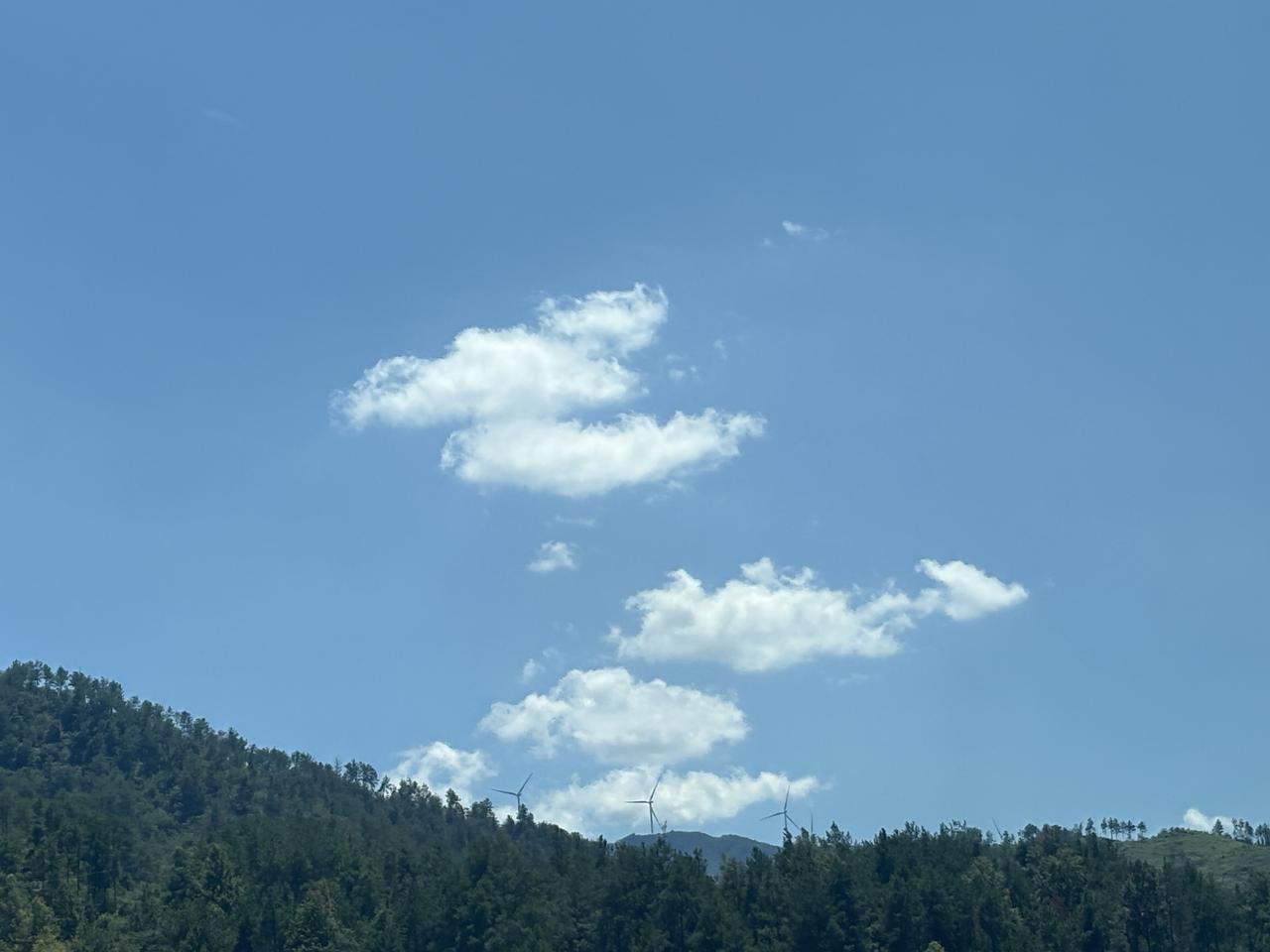 重庆高速路上的风景
蓝天，白云，风车
出游好心情