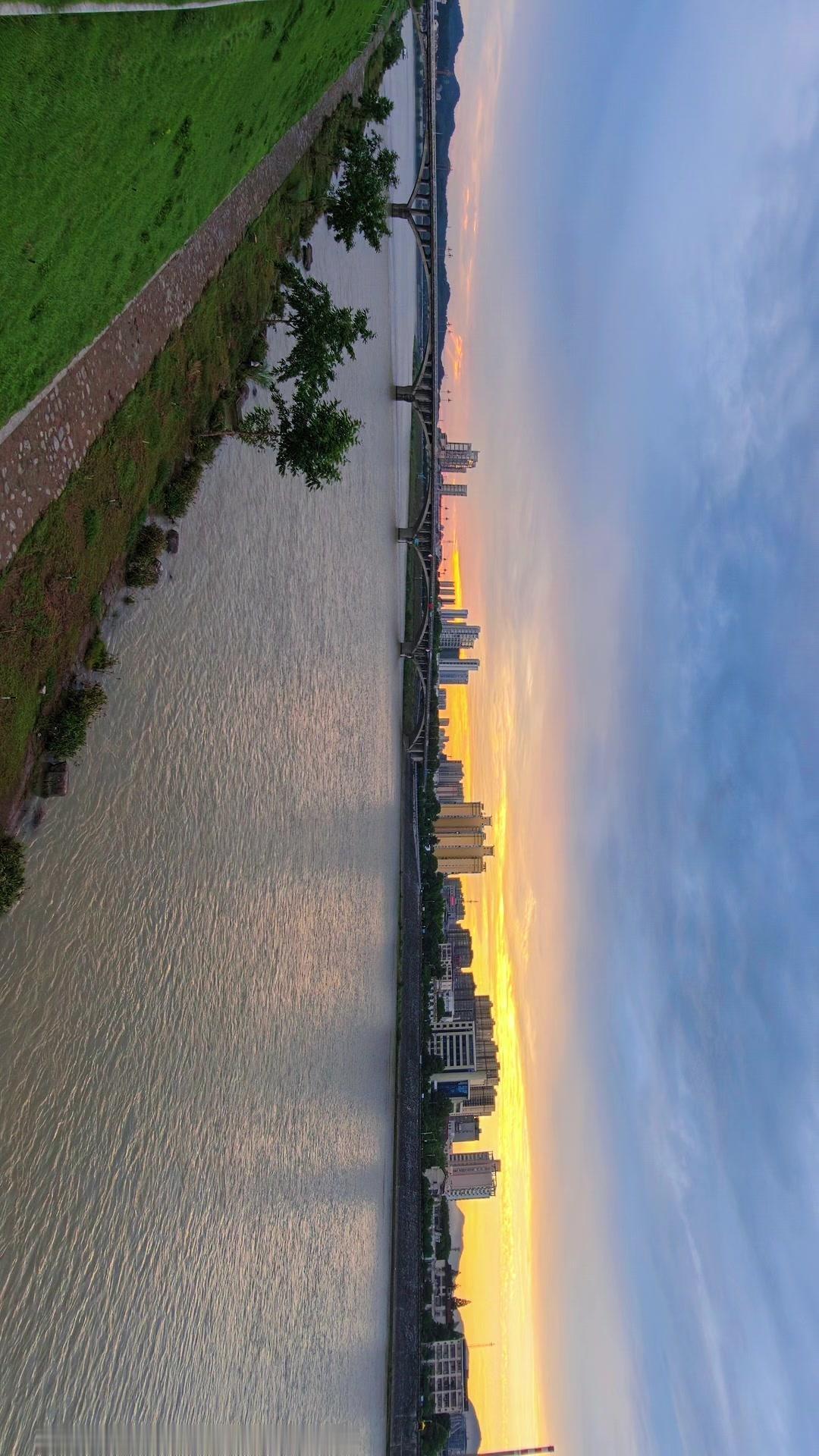 重庆的傍晚总是带着独特的浪漫，石门大桥上的风景更是让人沉醉。长桥横跨江面，远处的