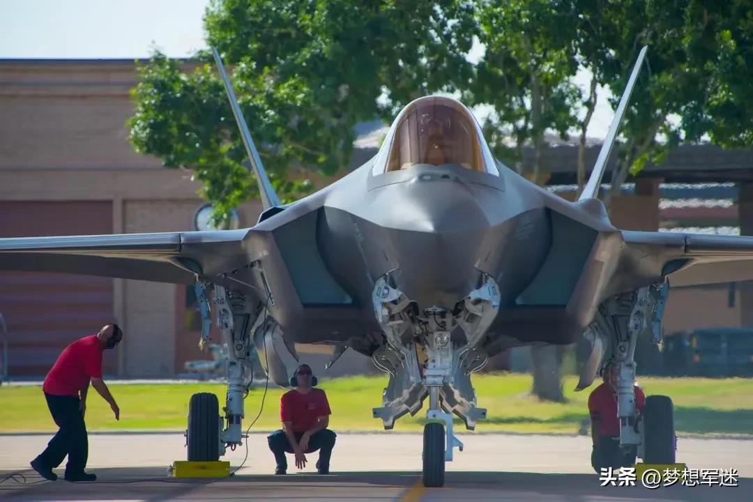 F-35又双叒坠毁了！这回是在自家门口摔的，美帝五代机神话还灵吗？

刚收到的消