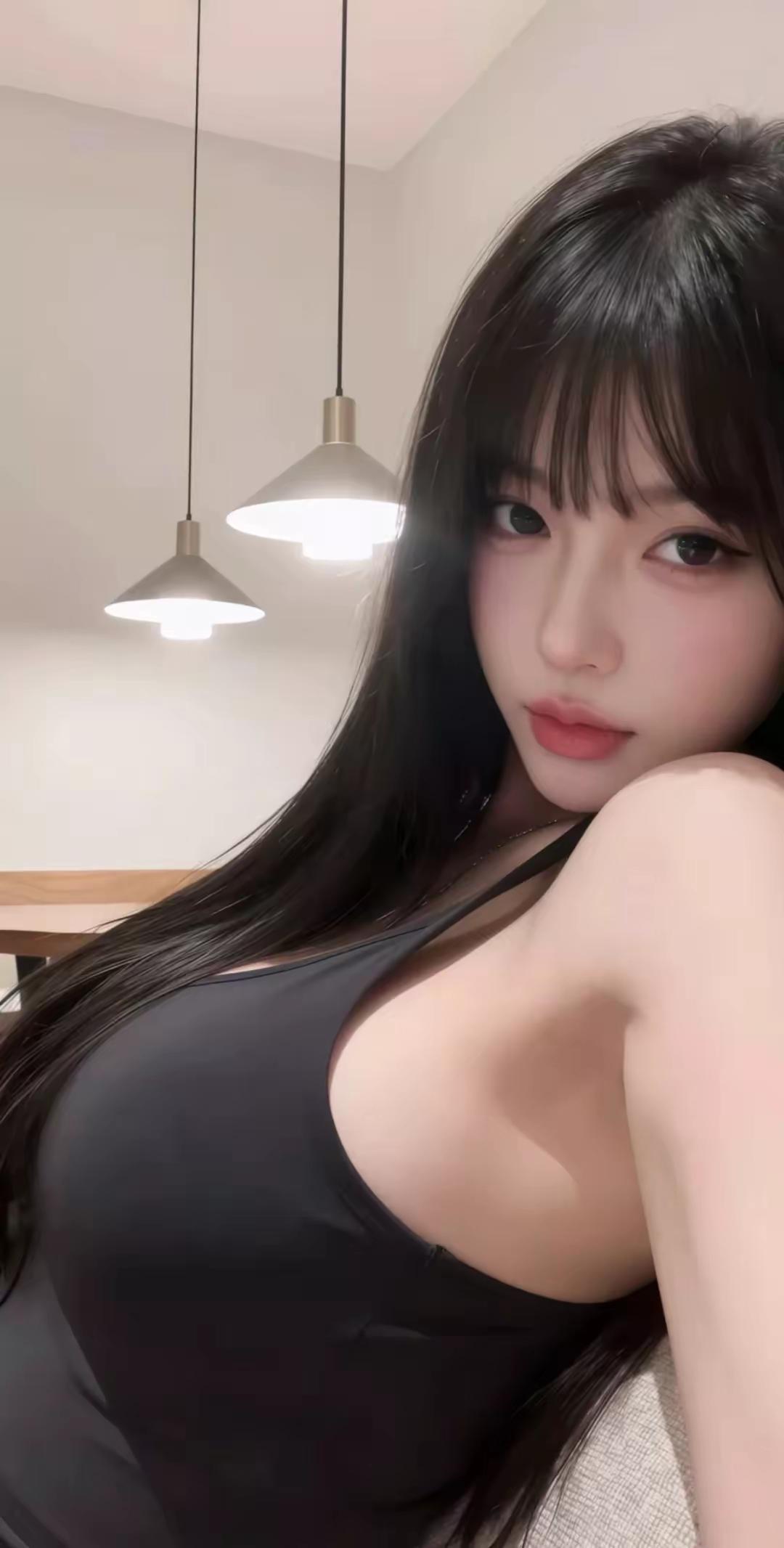 长发妹子在灯光下自拍。上联：清茶一杯谈天下；期盼下联