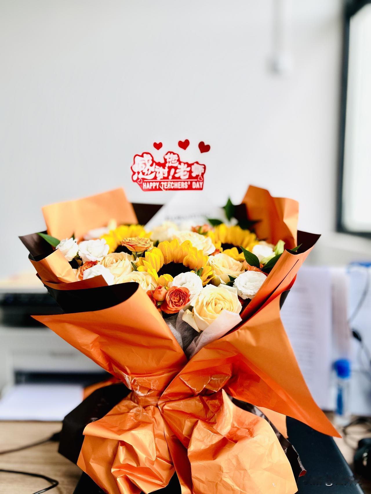 花束赠恩师，桃李遍天下（随手拍）。昨日上午，学校举办了高三毕业典礼暨成人礼，身为