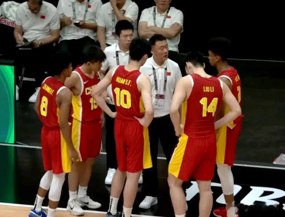 24分惨败！中国U19男篮66比90负于德国，小组赛两连败！
上半场，中国男篮首