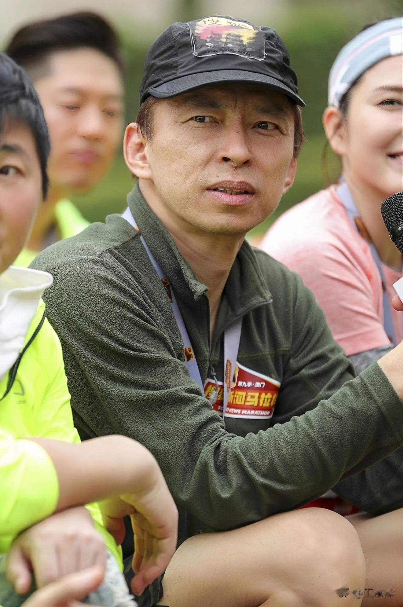 张朝阳说:教育方面，我最大的感受是，我们在学校学到的价值观，步入社会有点行不通，