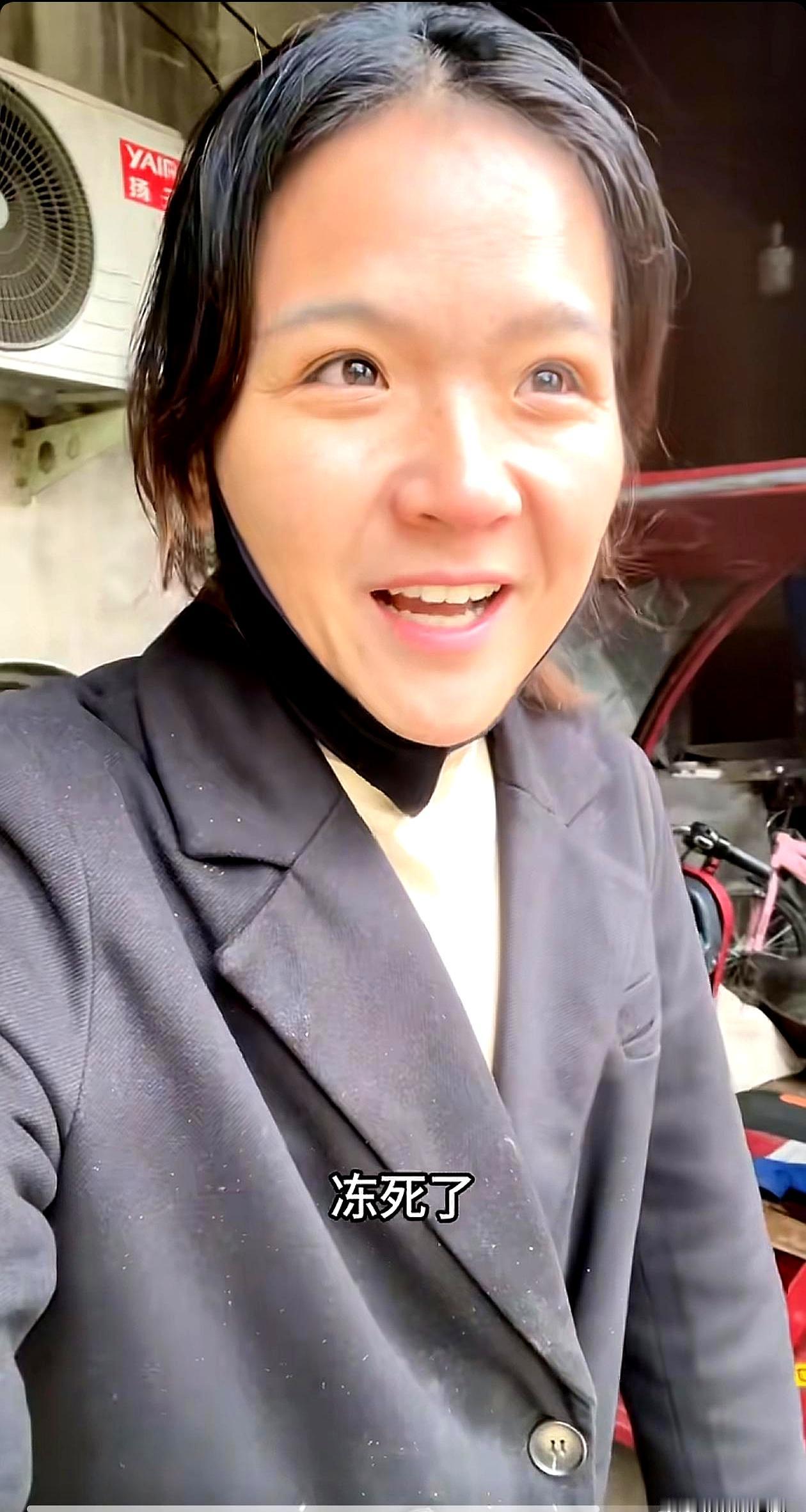 三十岁的许海燕，手背上裂着冻疮，正颠勺给工人炒盒饭。
手机里存着三年前的照片：