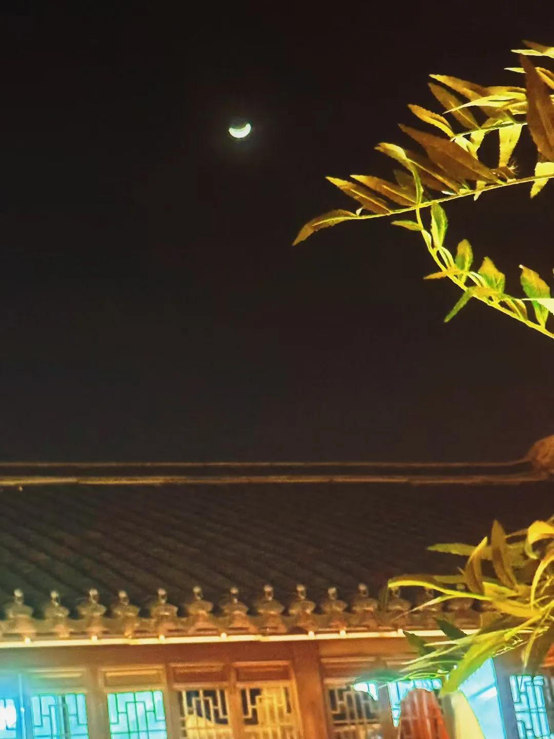 新月如钩：秦淮河畔的即景之美！（顾焕章 2026 年 2 月 21 日晚）

思