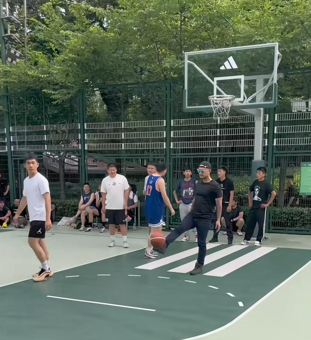 这位光头哥摔的可不轻啊，他示意黑人小哥在背后托举一下，想给大家表演一个扣篮。
