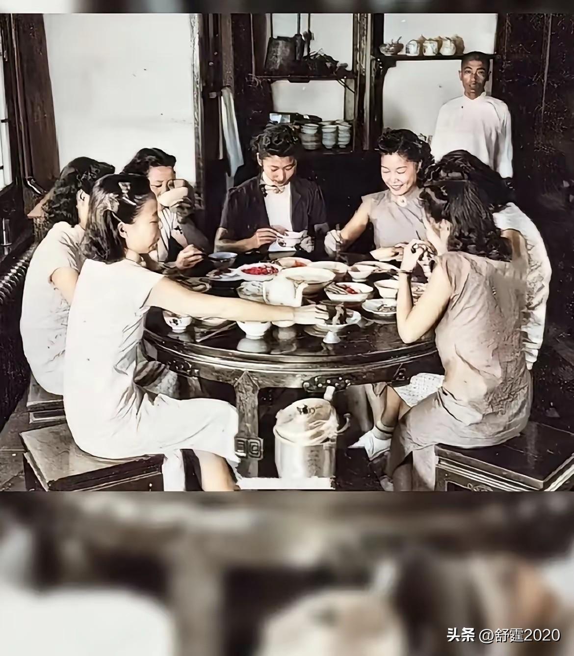 1923年燕大女学生的午餐，那可真是奢华。燕大作为贵族学校，学费是北大清华的好几