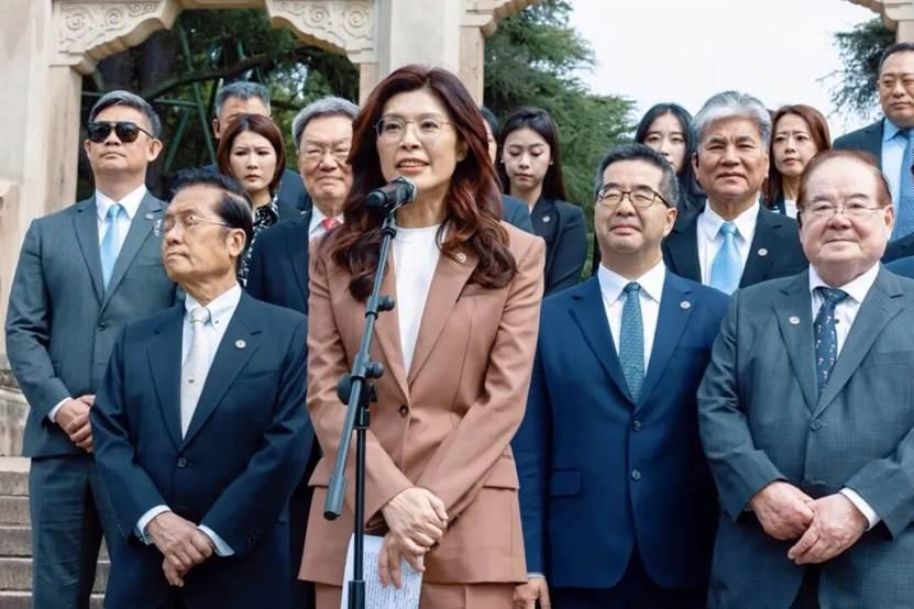 在郑丽文访陆行程中，有一个值得注意的点：岛内前高官、九二共识的提出者苏起，此行与