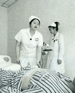 这两个可爱的小护士，智商高，当老头拒吃拒喝时，小护士说要给老头儿找老伴，这老人迅