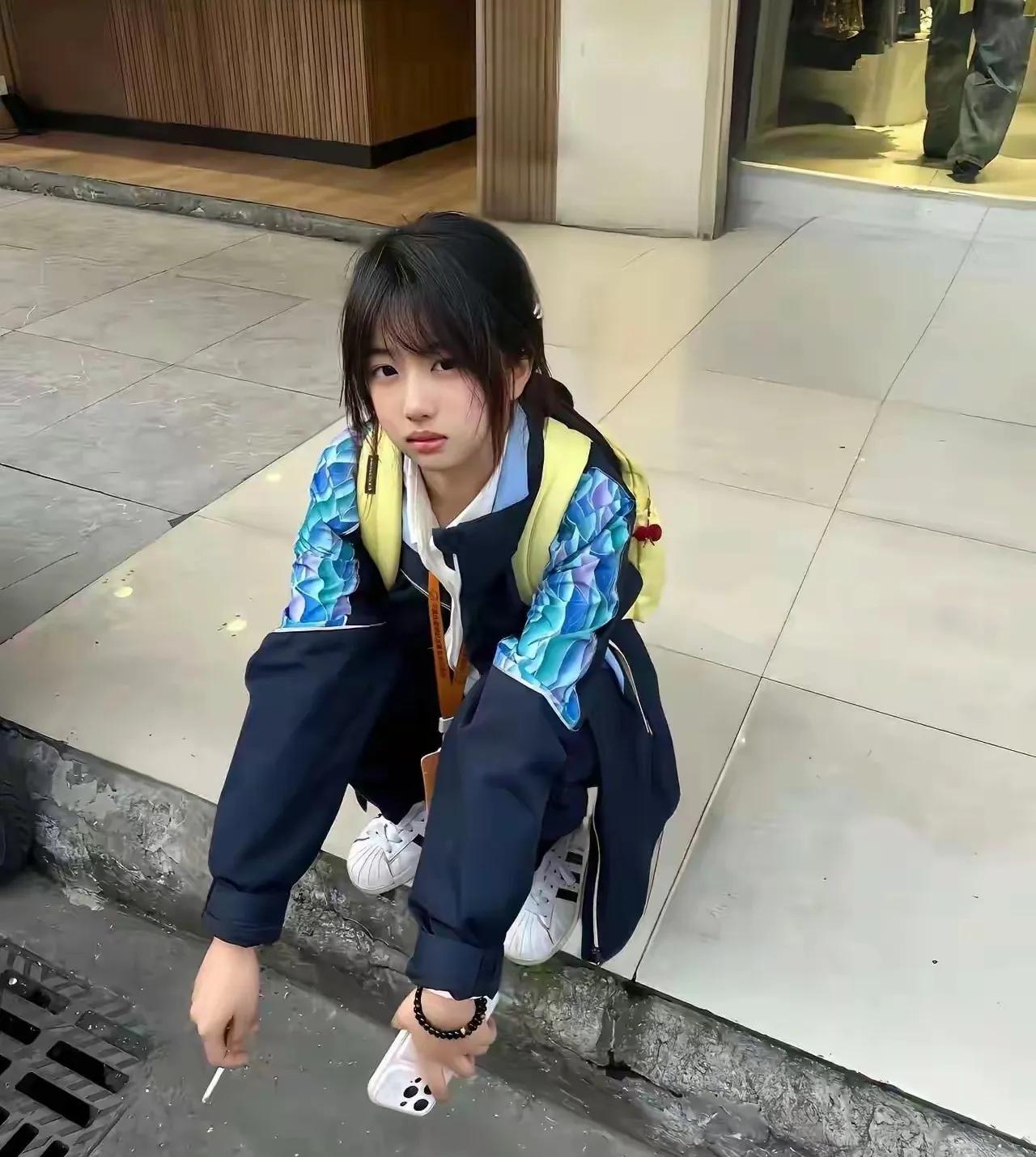 小朋友，你怎么了，这么小的年龄一个人蹲在地上偷偷的抽烟，是不是碰到什么委屈了。