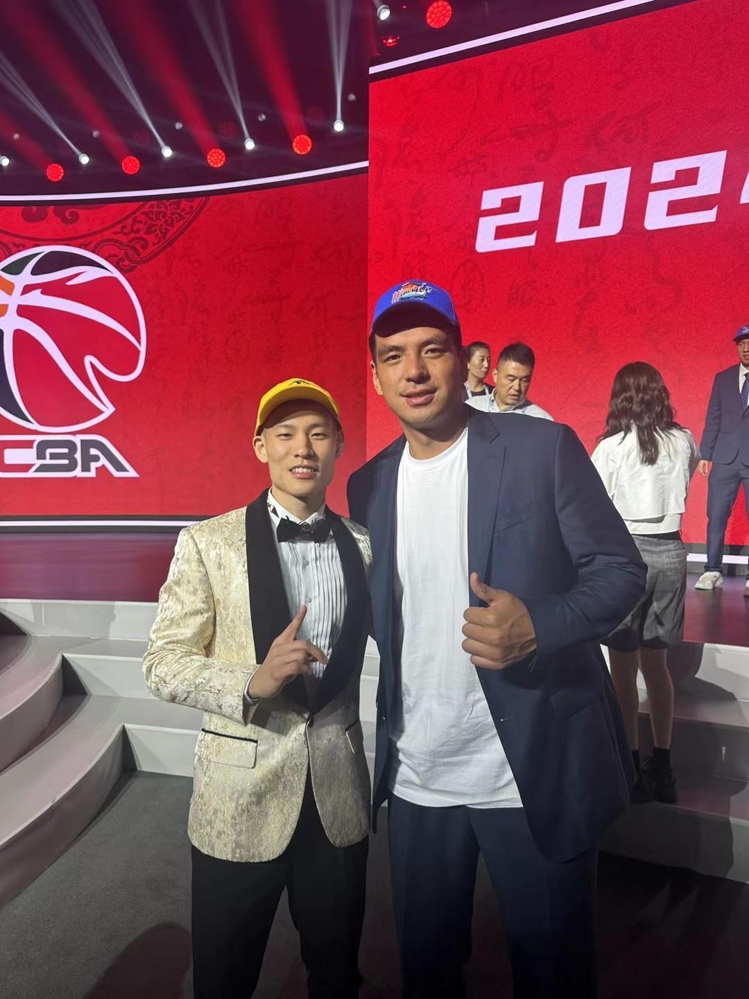 恭喜杨文学，找到新工作！新赛季加盟山东男篮！宁夏大黑牛，继续在CBA效力，现在要