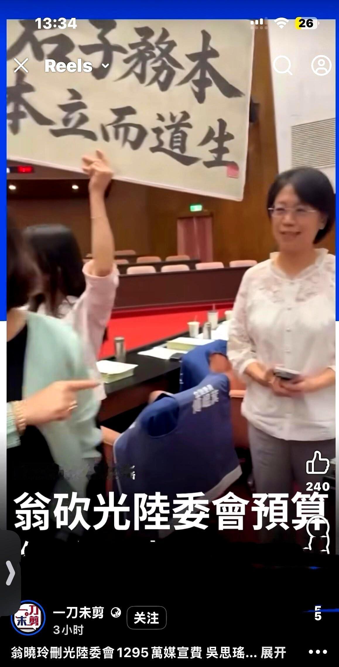 手机镜头都快怼到脸上了，换谁不炸毛？
可人家愣是笑着看完，甩出四个字直接让对面表