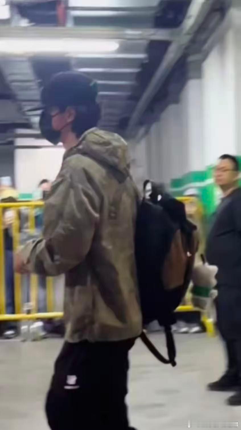 王一博酷盖挂小嗷王一博小嗷俩酷盖同框 两个酷盖同框这个画面太珍贵了，王一博和小嗷