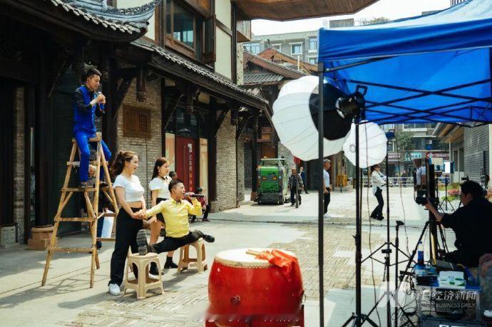 短剧女主京东青春采销直播间热舞炸场【微短剧市场规模破500亿 ，首超电影票房！老