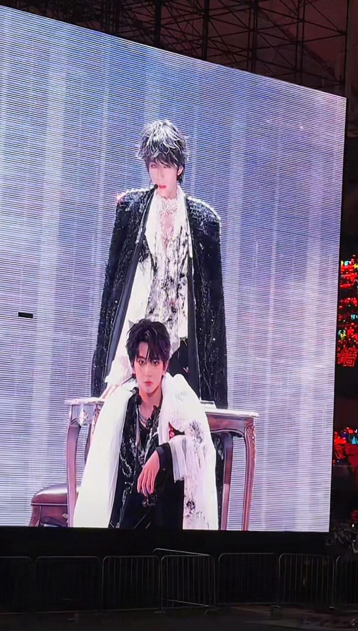 穆橹好伟大的ending不明白伟大在哪里？粉丝学个词就随便乱用是吧，这张合照有什