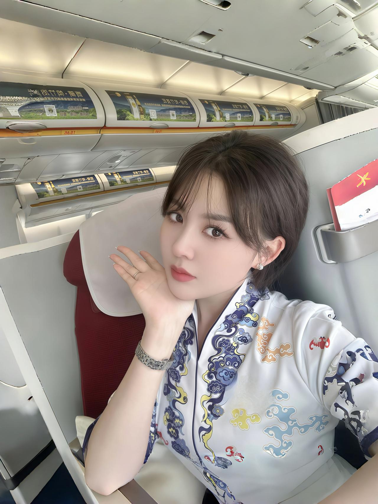 飞机上的自拍时刻，微笑面对旅程！😊✈️💄