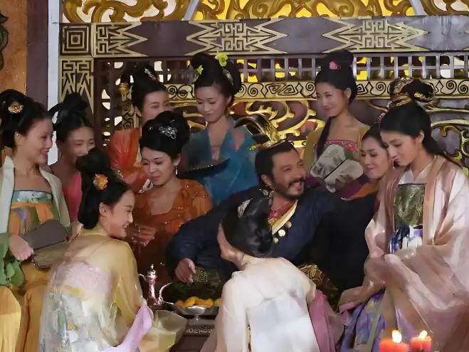 清朝紫禁城里有个让人费解的现象：只要前一晚被皇帝宠幸过的妃子，第二天早上走出寝宫