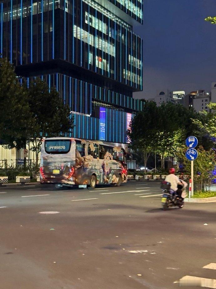 阿狸痛车痛了个大巴车特种兵福音！逛展腿断？阿狸痛巴无缝接驳！就是这车…过于吸睛，
