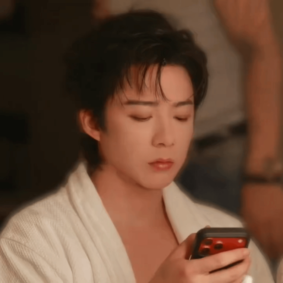 浴袍没有系……所以现场  室看的是哥裸的上半身……我要魂穿这个室你们自己吃这么好