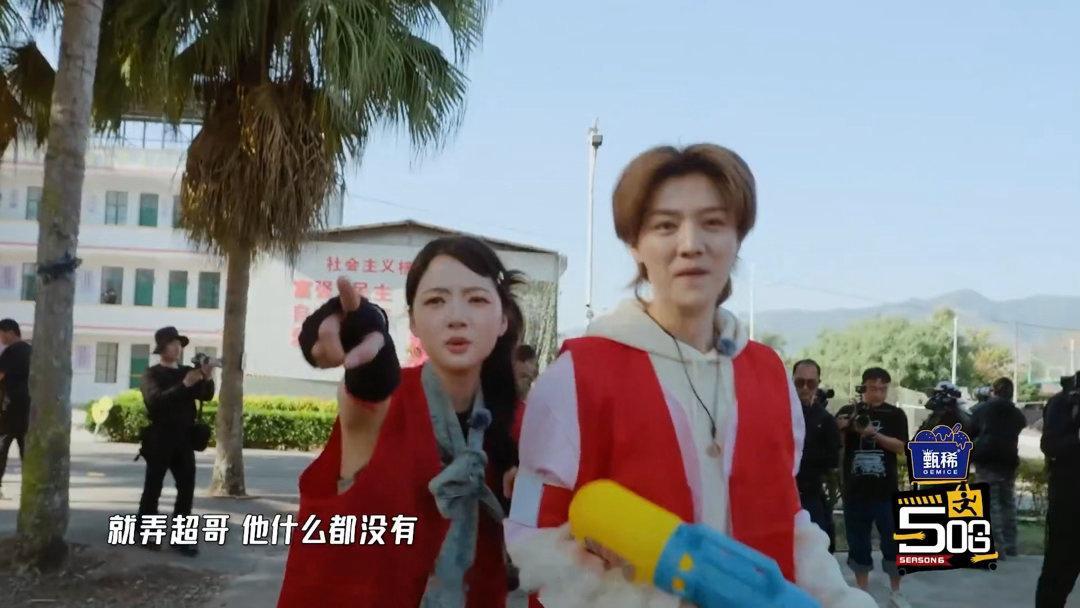 鹿晗任敏追着邓超滋水哈哈哈哈哈谁来心疼一下这个老邓头！ 