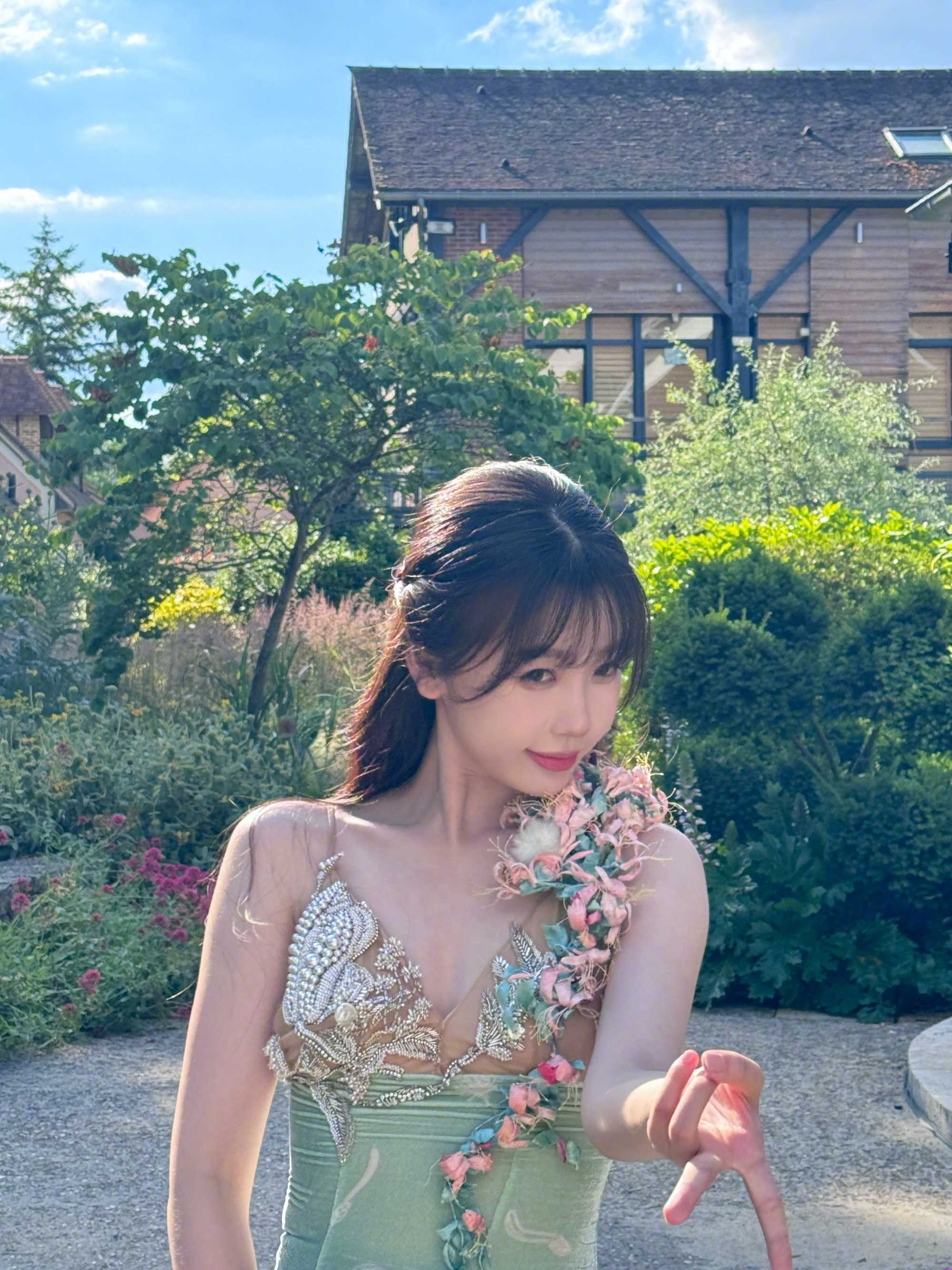 #虞书欣 晓明哥我晒死了#以前不知道晓明哥那么会拍照呀，好美呀！ ​​​