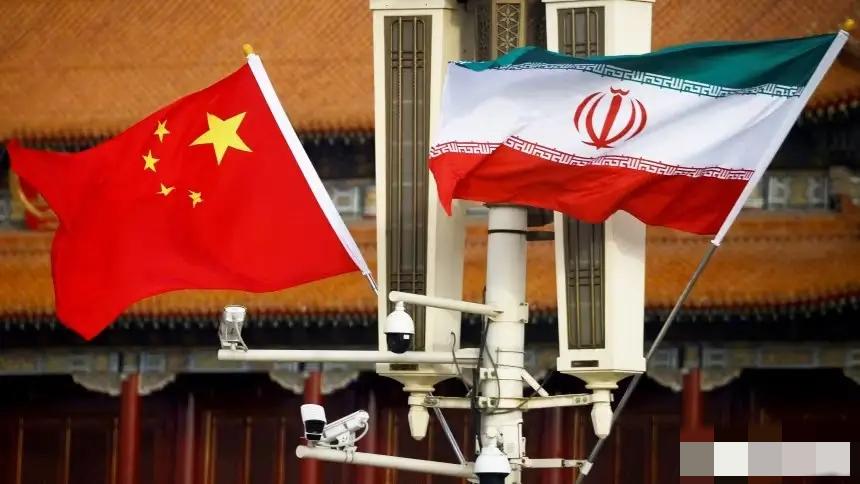 美伊谈崩了，特朗普放话要封锁霍尔木兹海峡，军舰已经压上来了。伊朗硬气回怼：军用船