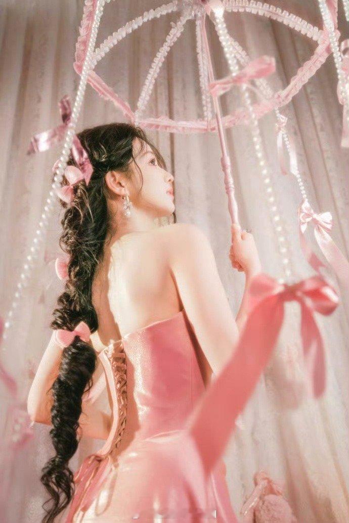 王楚然顶着满头蝴蝶结 王楚然把粉色和蝴蝶结驾驭得太完美了！这身造型浪漫又少女，满