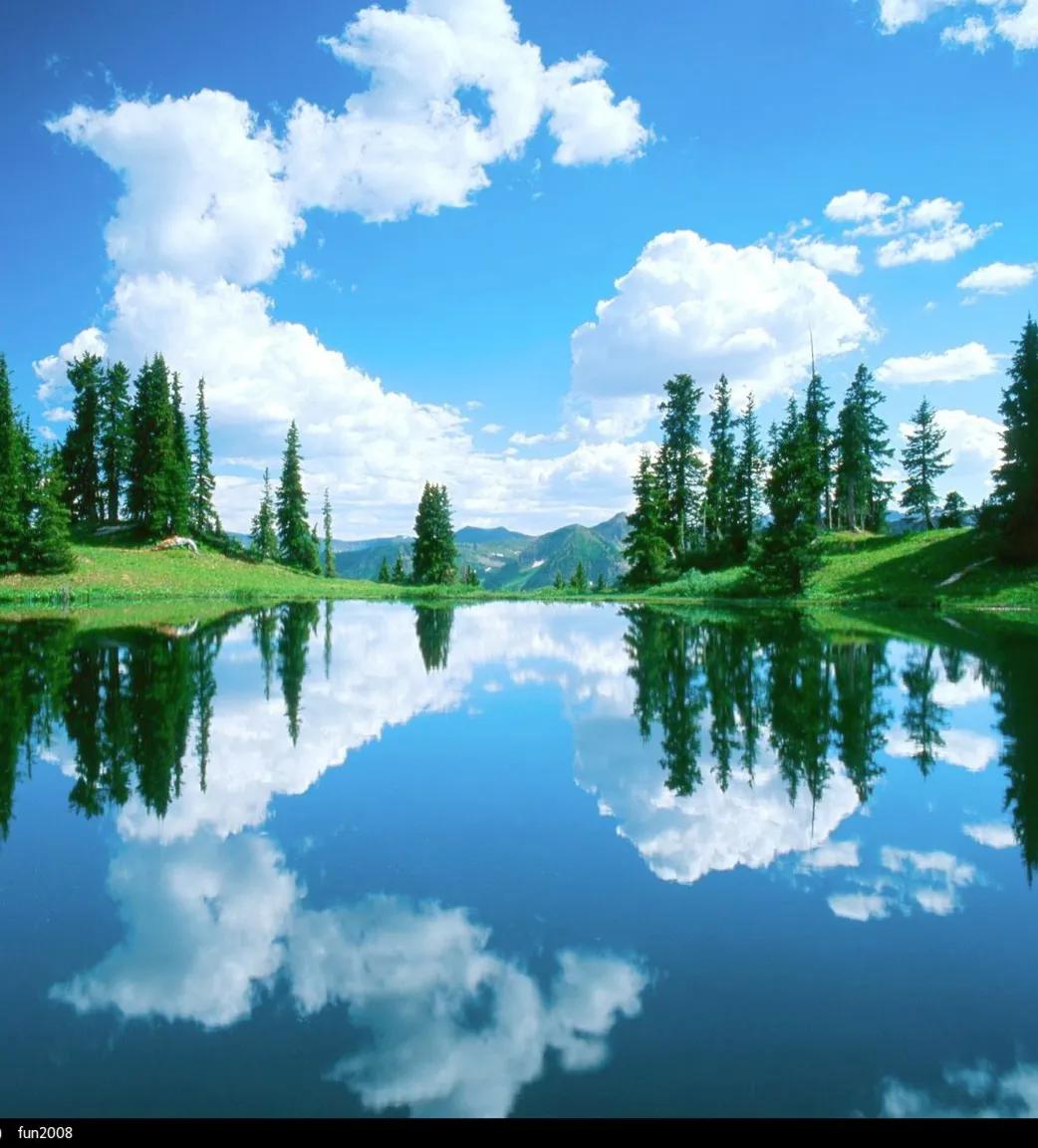 方圆天地，为头条联友对联：
绿水问君何处去，
青山转舵江边来。