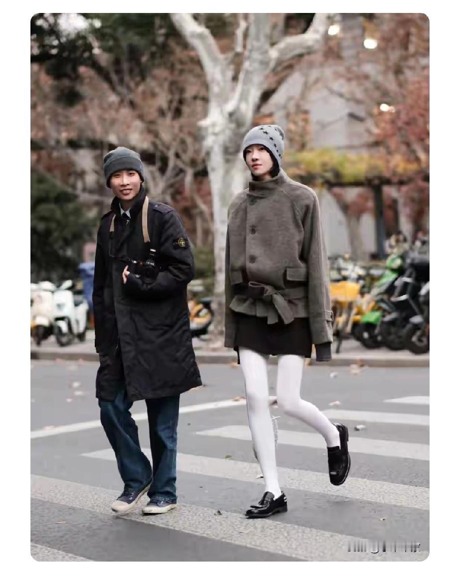 今年冬天在上海马路上溜达，发现青年人的穿搭风格还挺多元。好多男生喜欢穿长款的羽绒