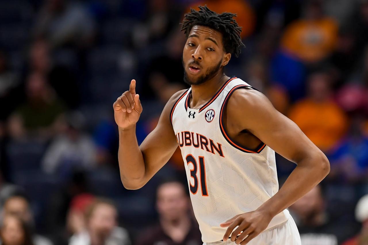 布鲁克林篮网与钱尼·约翰逊正式签下一份双向合同，这位能打后卫和锋线的球员将获得N