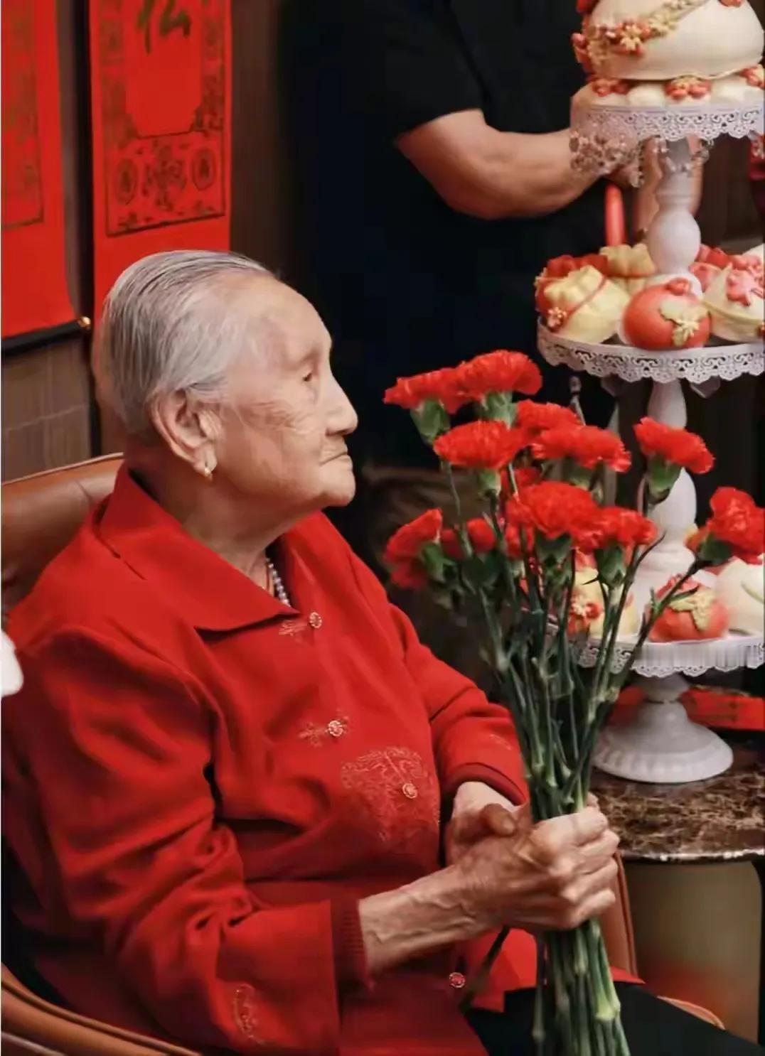 孝顺父母是天经地义的事！近日，清远一位99岁的老奶奶做生日，她的三个儿子都很孝顺