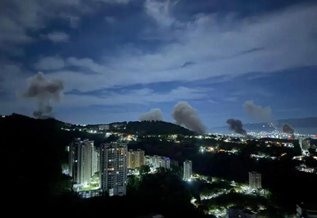 快讯！
美国突然宣布了。
2026年1月3日凌晨在加拉加斯上空传来密集军机声，美